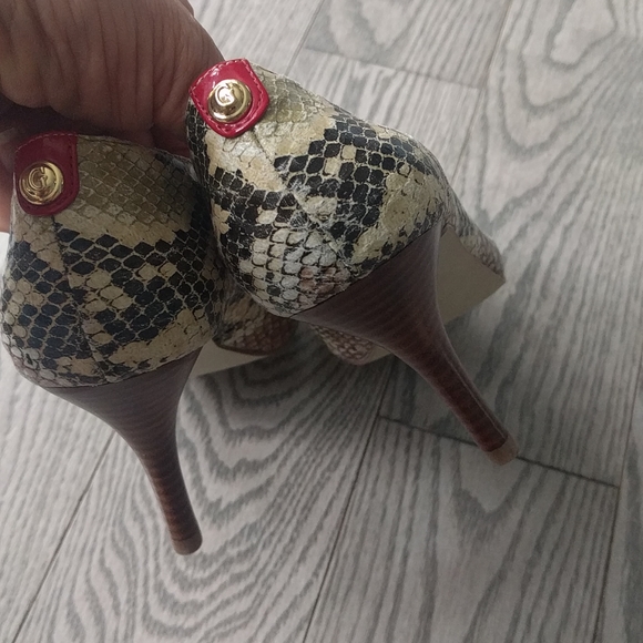 Beautiful shoes by Guess 🌷🌷🌷 - Picture 9 of 12